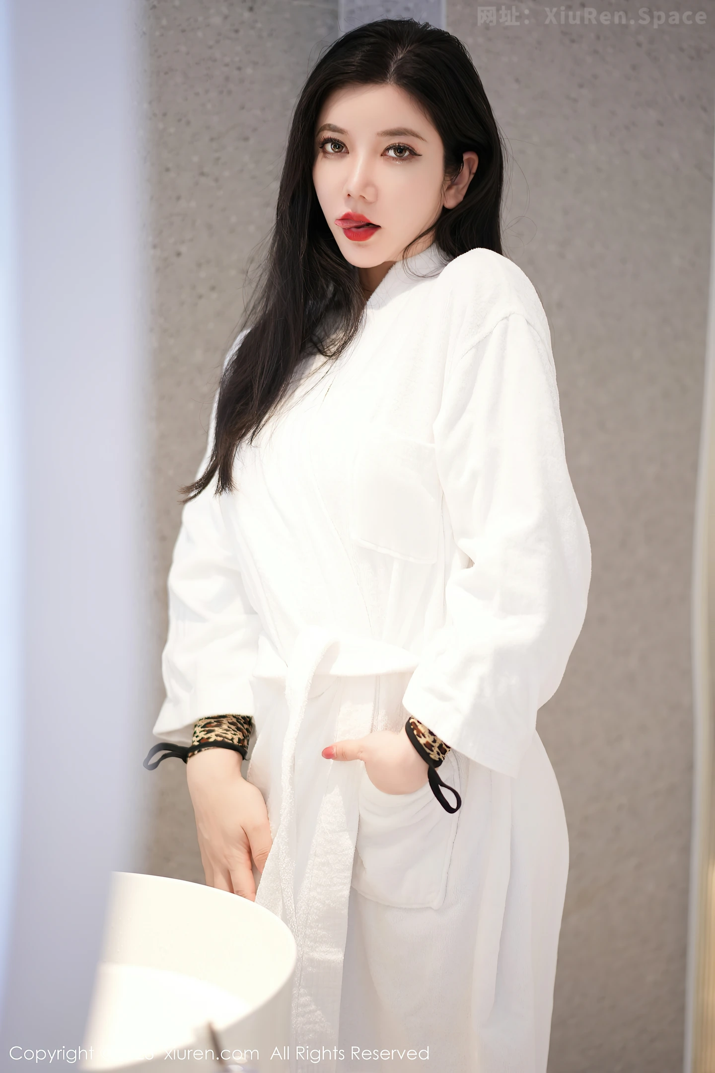 图片[4]-[XiuRen秀人网]2023.04.24 NO.6625 心妍小公主 白色浴袍加豹纹情趣内衣性感私房写真集-秀人网官方网站